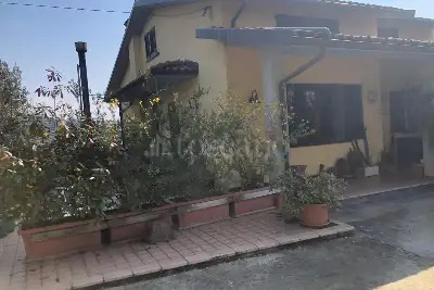 casa indipendente in vendita a Lamporecchio