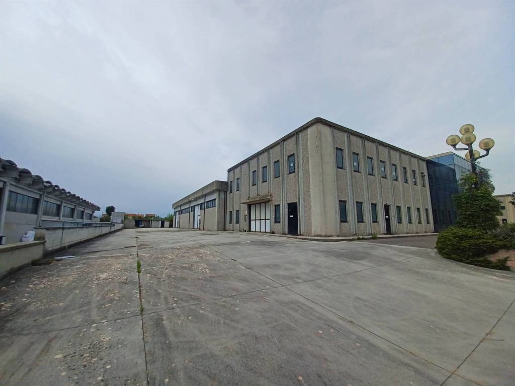 locale commerciale in vendita a Larciano