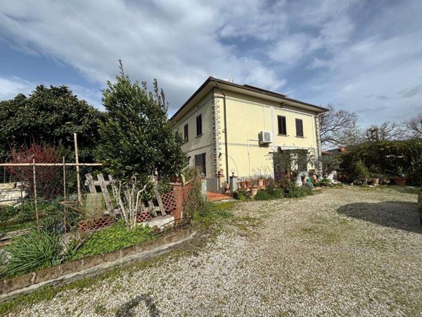 intera palazzina in vendita a Larciano