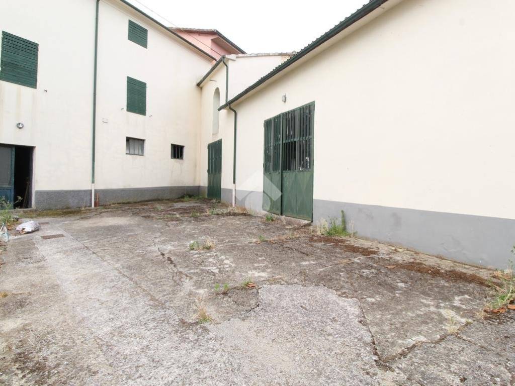 ufficio in vendita a Larciano in zona Castelmartini