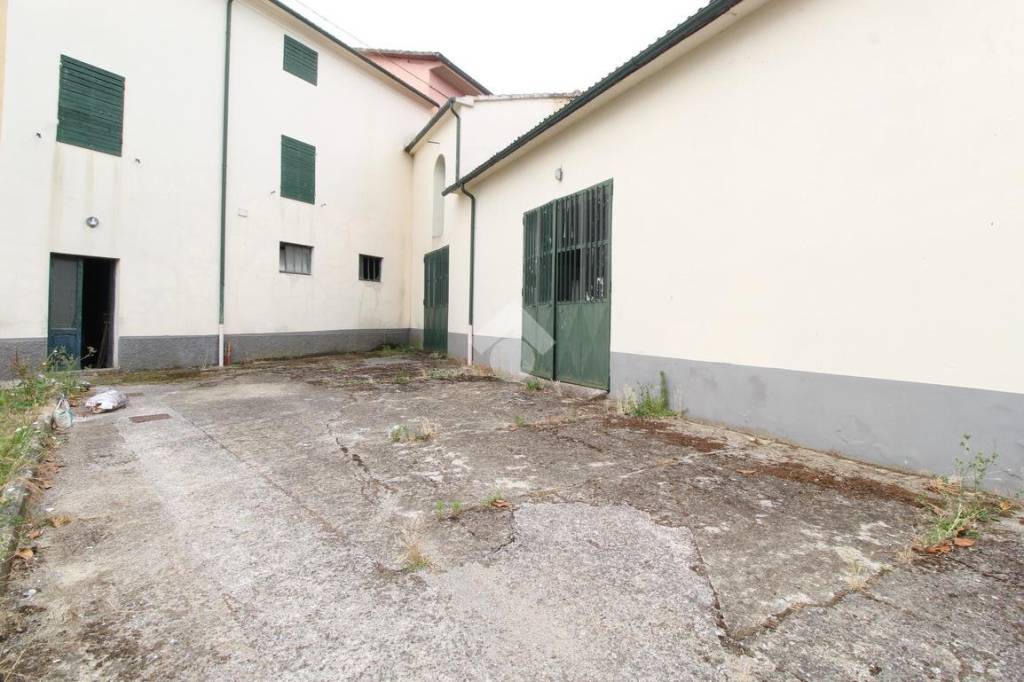 negozio in vendita a Larciano in zona Castelmartini