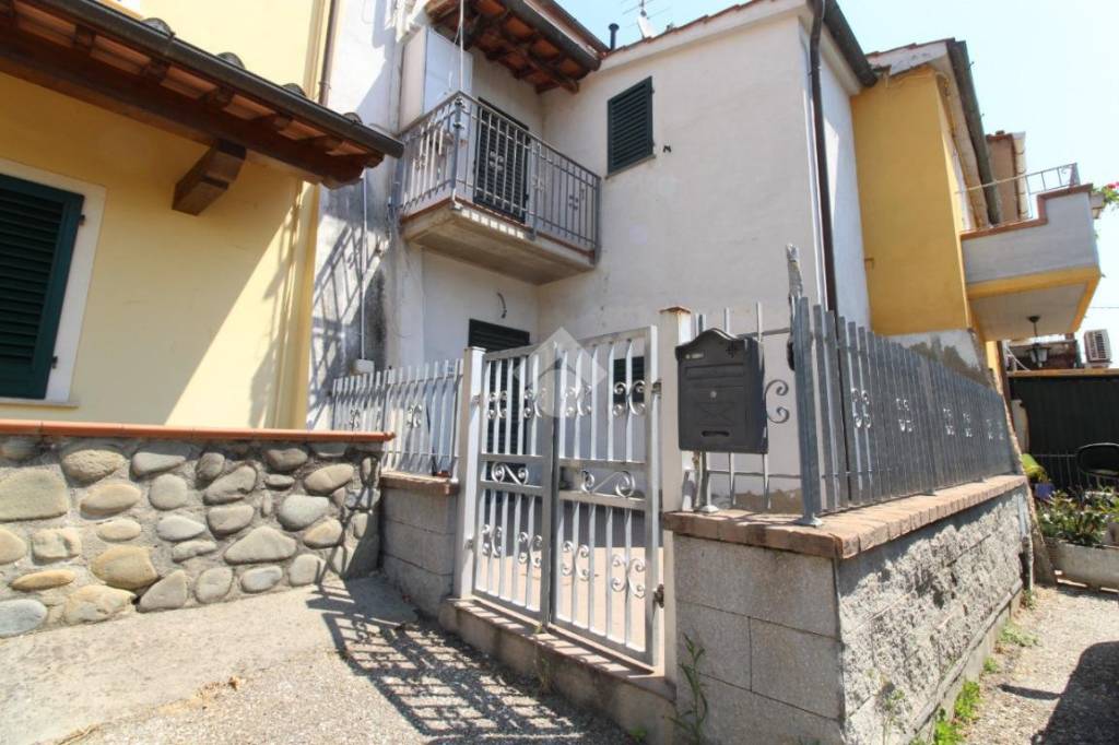 casa indipendente in vendita a Larciano
