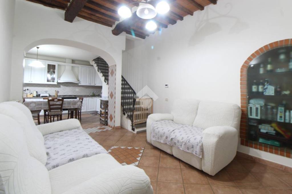 casa indipendente in vendita a Larciano