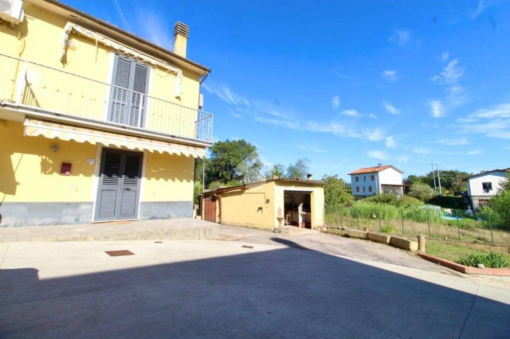 casa indipendente in vendita a Larciano