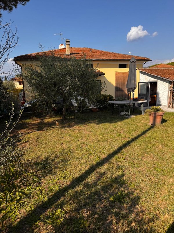 casa indipendente in vendita a Larciano