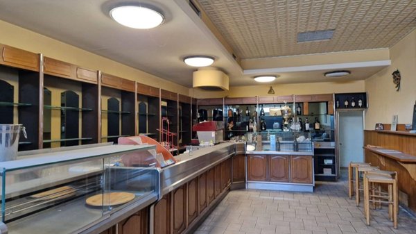 negozio in vendita a Larciano in zona Castelmartini