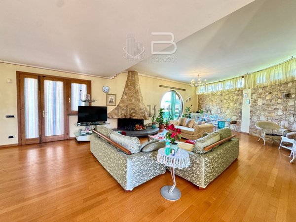 casa indipendente in vendita a Larciano