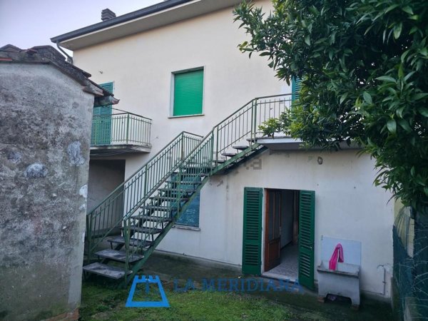 intera palazzina in vendita a Larciano in zona Castelmartini