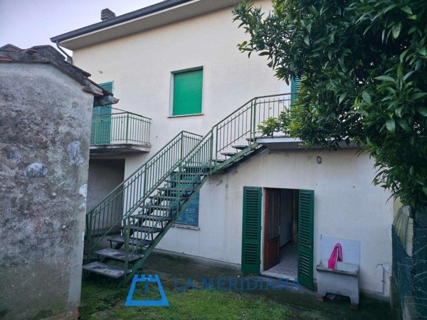 intera palazzina in vendita a Larciano in zona Castelmartini