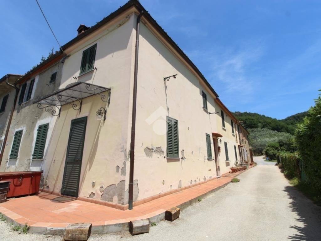 casa indipendente in vendita a Larciano in zona Cecina