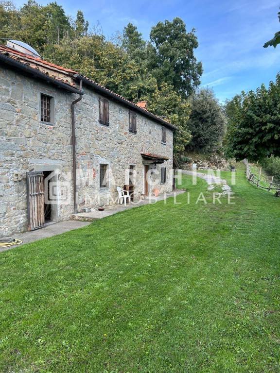 casa indipendente in vendita a Massa e Cozzile in zona Cozzile