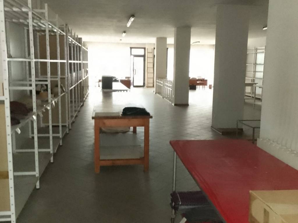 negozio in vendita a Massa e Cozzile in zona Margine Coperta