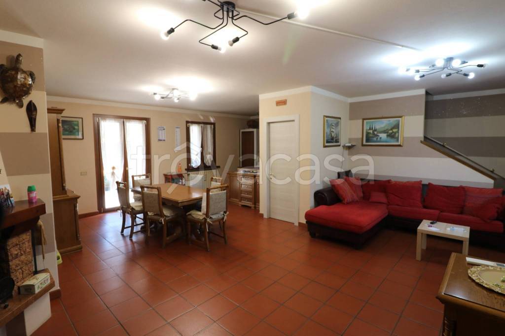casa indipendente in vendita a Massa e Cozzile in zona Cozzile