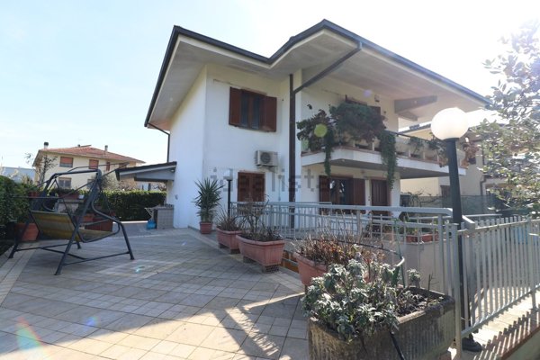 casa indipendente in vendita a Massa e Cozzile