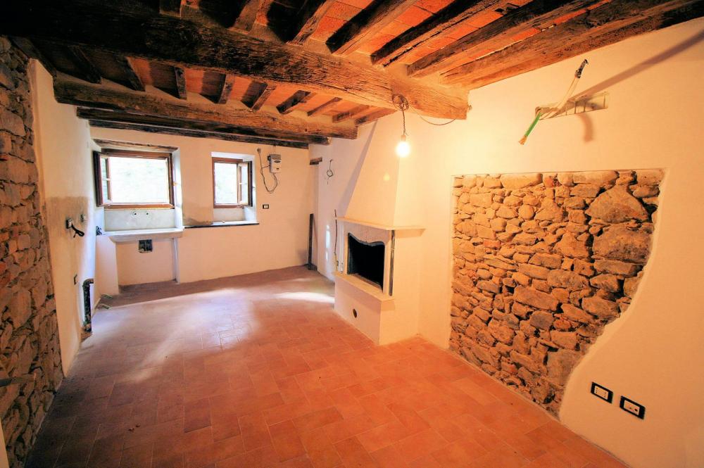 casa indipendente in vendita a Massa e Cozzile in zona Massa