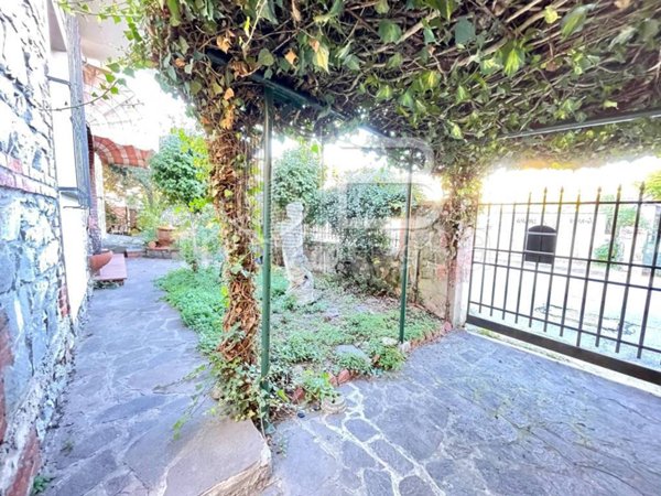 casa indipendente in vendita a Massa e Cozzile in zona Cozzile