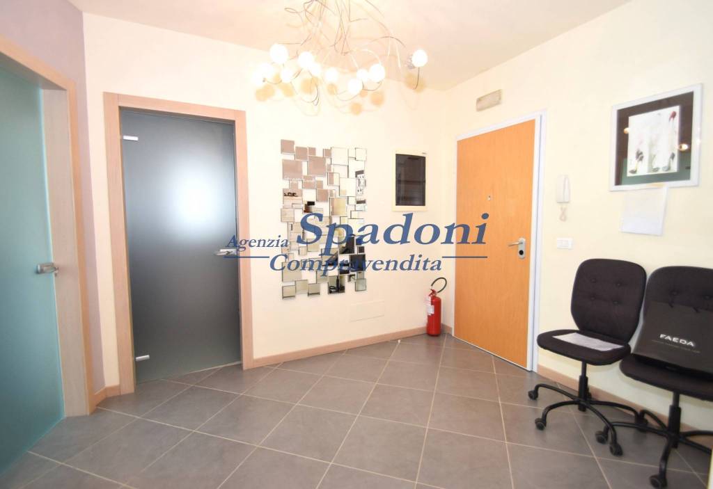 ufficio in vendita a Massa e Cozzile in zona Cozzile