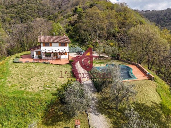 casa indipendente in vendita a Massa e Cozzile in zona Cozzile