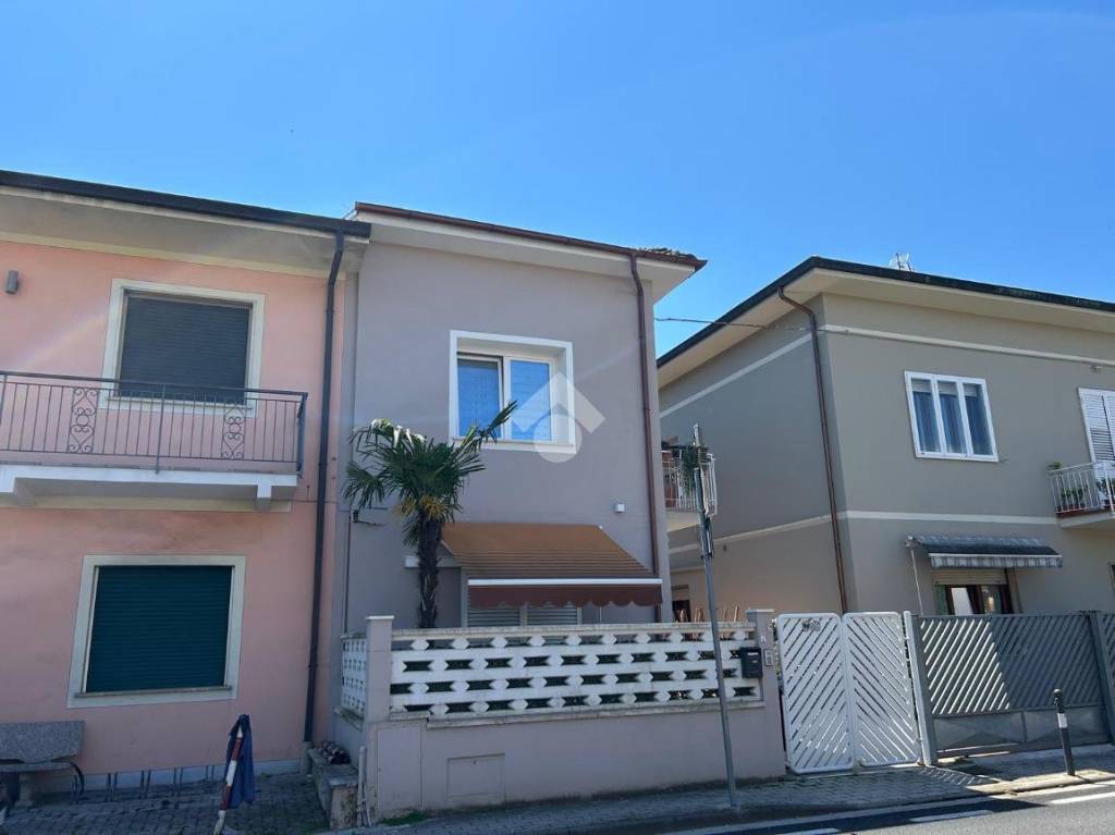 appartamento in vendita a Massa e Cozzile in zona Traversagna