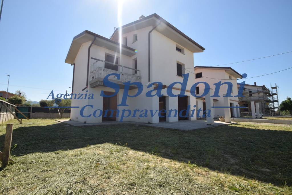 casa indipendente in vendita a Massa e Cozzile in zona Cozzile