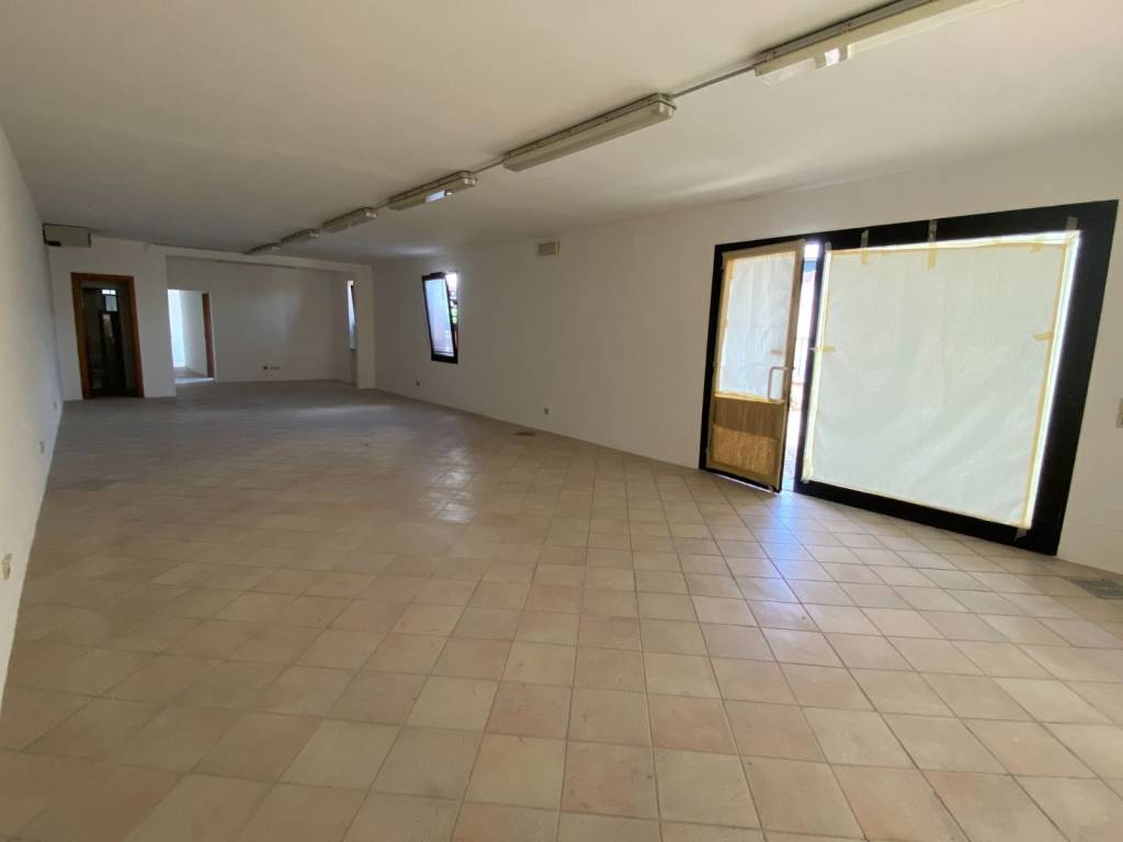 negozio in vendita a Massa e Cozzile in zona Traversagna