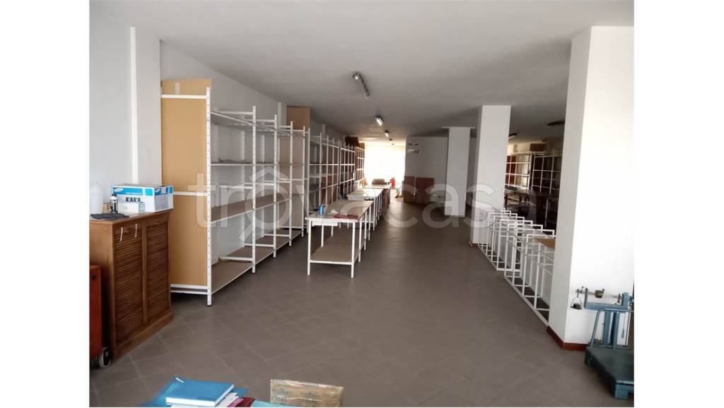 negozio in vendita a Massa e Cozzile in zona Margine Coperta
