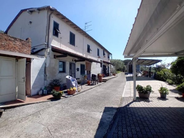 casa indipendente in vendita a Massa e Cozzile