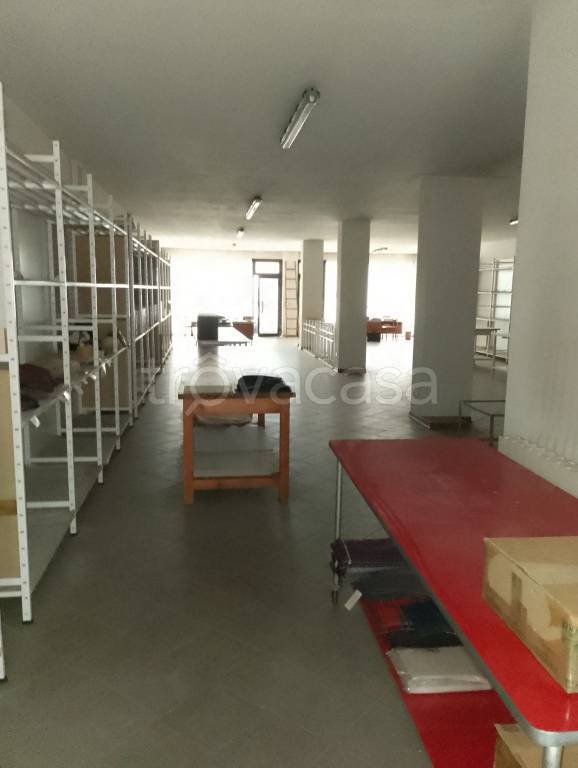 negozio in vendita a Massa e Cozzile in zona Cozzile