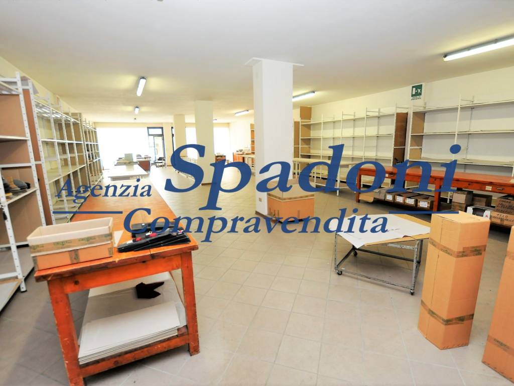 negozio in vendita a Massa e Cozzile in zona Traversagna