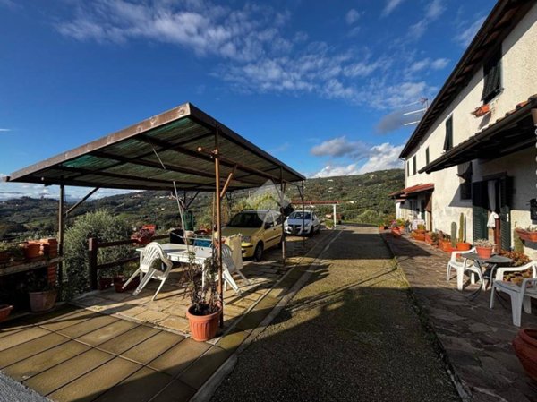 casa indipendente in vendita a Massa e Cozzile in zona Cozzile