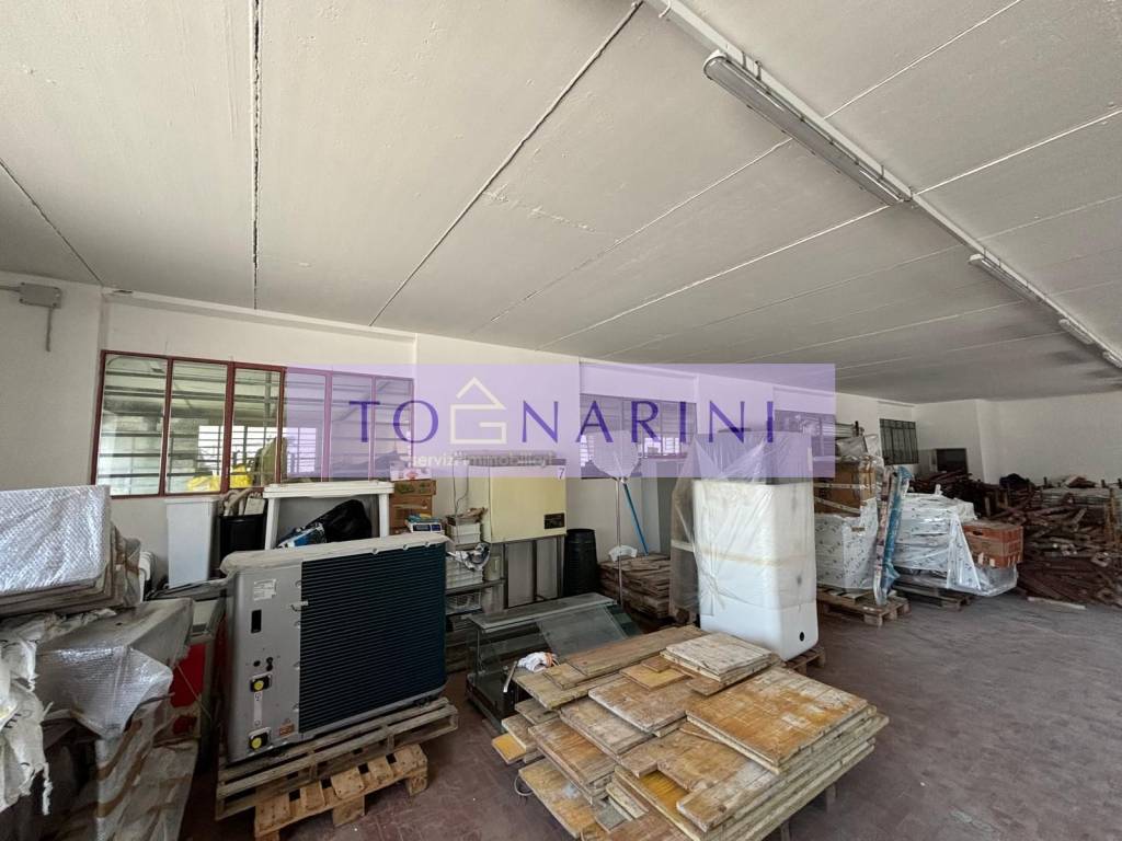 locale commerciale in vendita a Massa e Cozzile in zona Margine Coperta