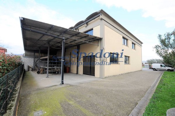 locale di sgombero in vendita a Massa e Cozzile in zona Traversagna