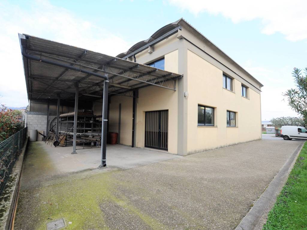 locale commerciale in vendita a Massa e Cozzile in zona Traversagna