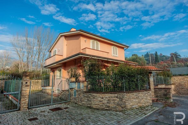 casa indipendente in vendita a Massa e Cozzile