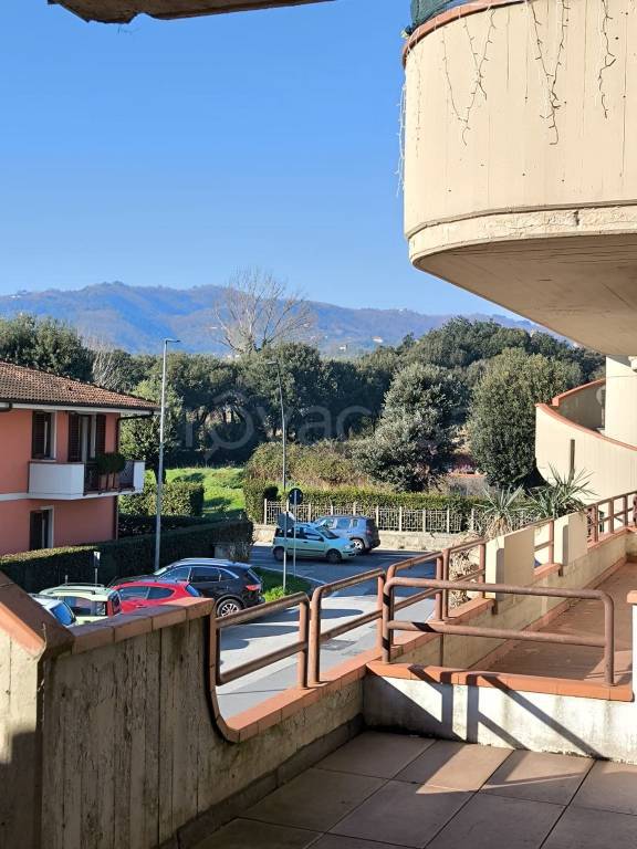 appartamento in vendita a Massa e Cozzile in zona Cozzile