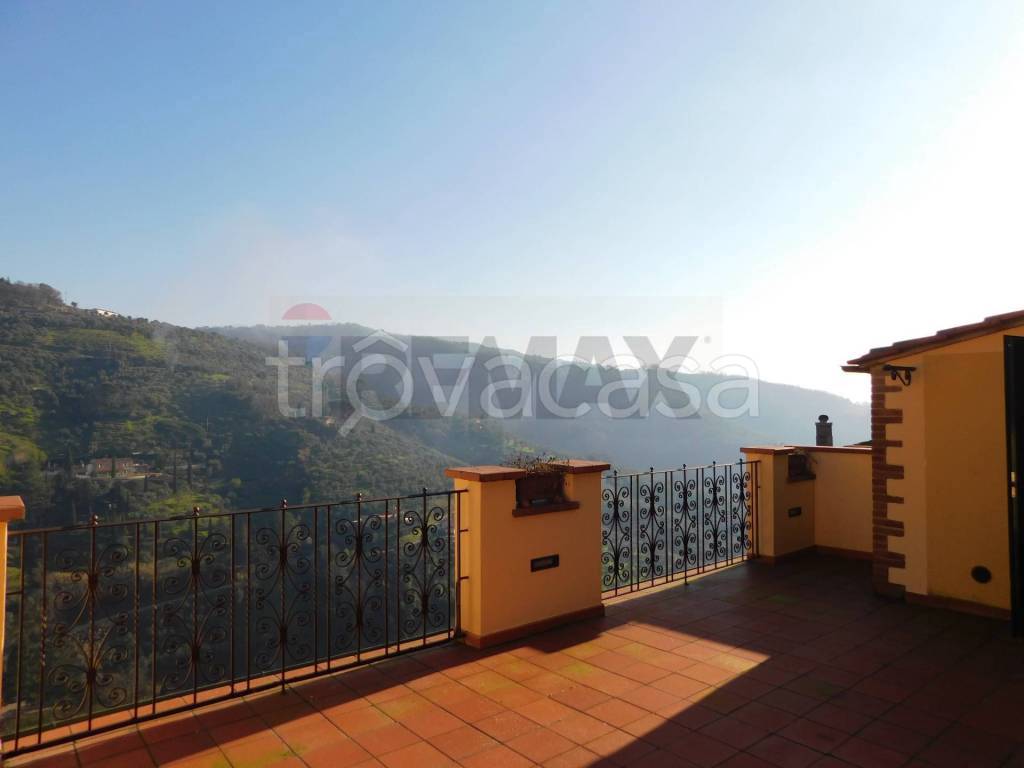 appartamento in vendita a Massa e Cozzile in zona Cozzile