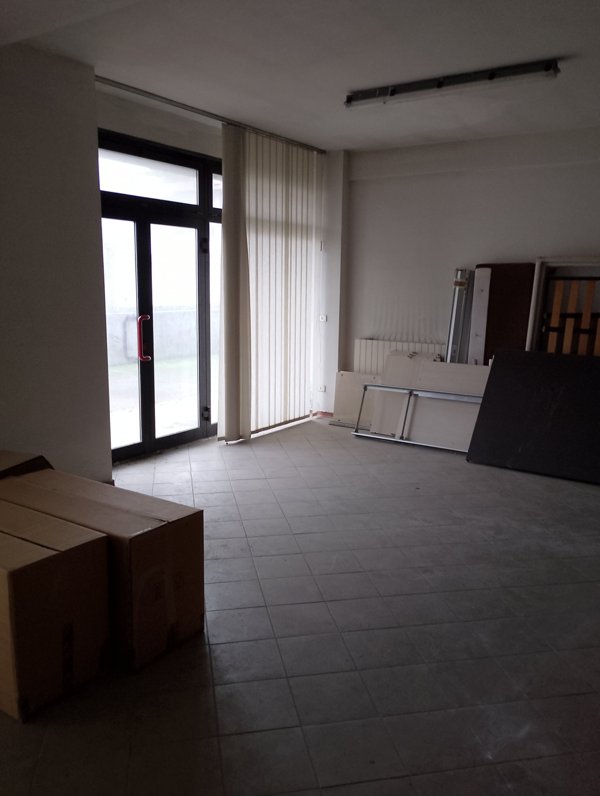 locale commerciale in vendita a Massa e Cozzile in zona Margine Coperta