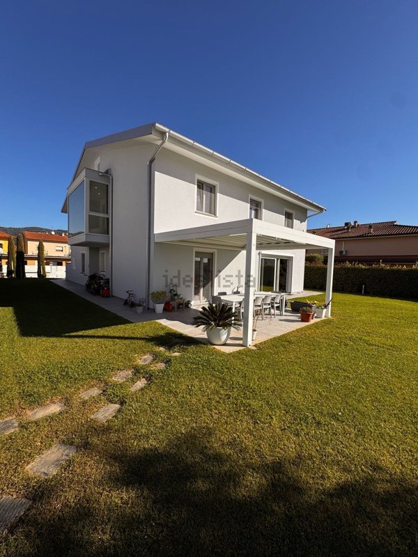 casa indipendente in vendita a Massa e Cozzile
