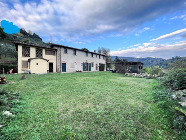 casa indipendente in vendita a Massa e Cozzile in zona Massa