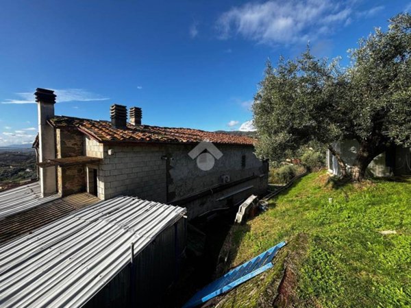 casa indipendente in vendita a Massa e Cozzile in zona Vangile