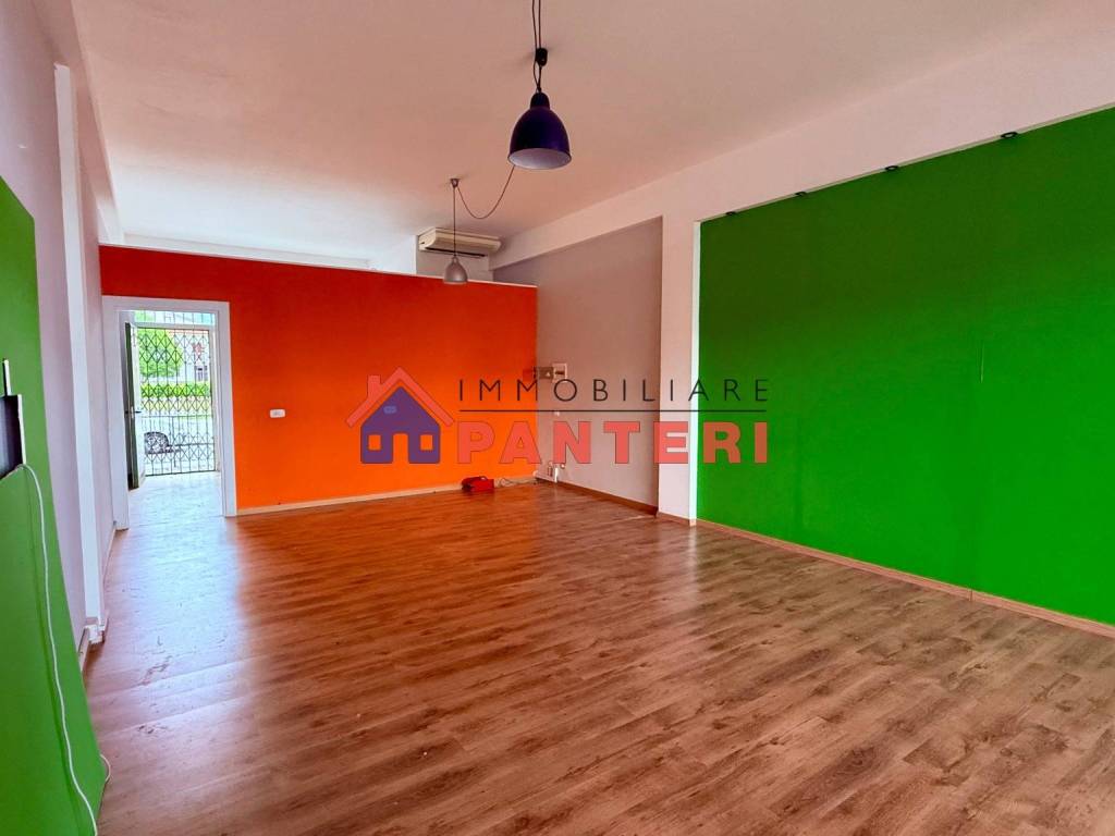 negozio in vendita a Massa e Cozzile in zona Margine Coperta