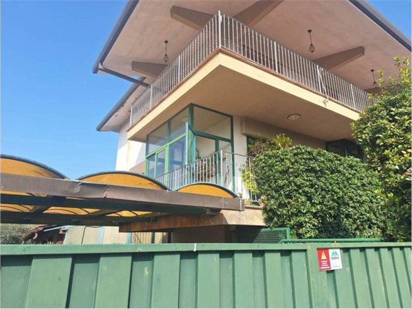 casa indipendente in vendita a Massa e Cozzile in zona Cozzile