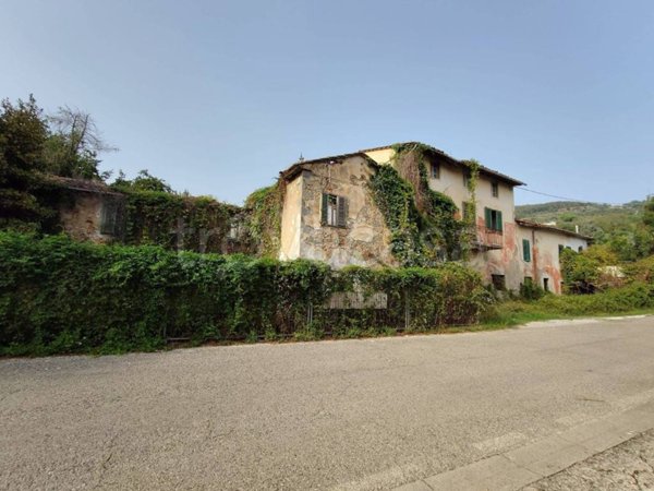 casa indipendente in vendita a Massa e Cozzile in zona Vangile