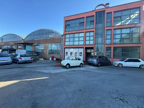 locale commerciale in vendita a Massa e Cozzile