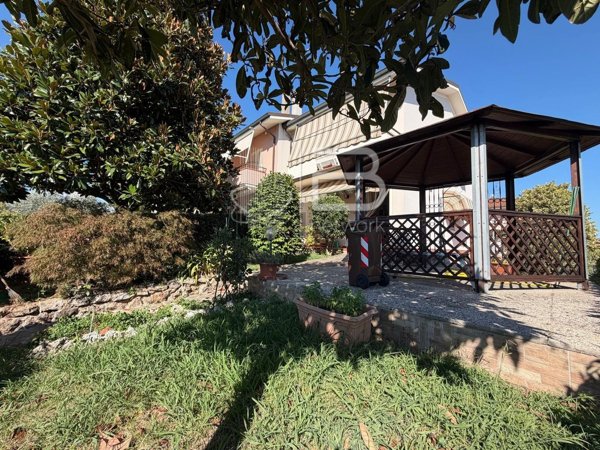 casa indipendente in vendita a Massa e Cozzile