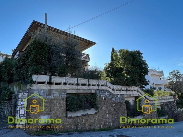 negozio in vendita a Monsummano Terme in zona Grotta Parlanti