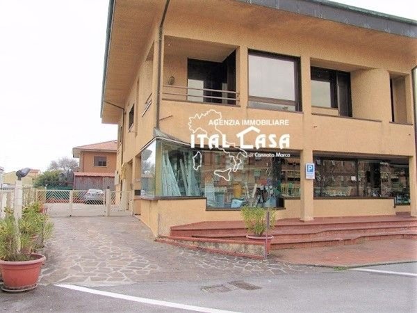 locale commerciale in vendita a Monsummano Terme