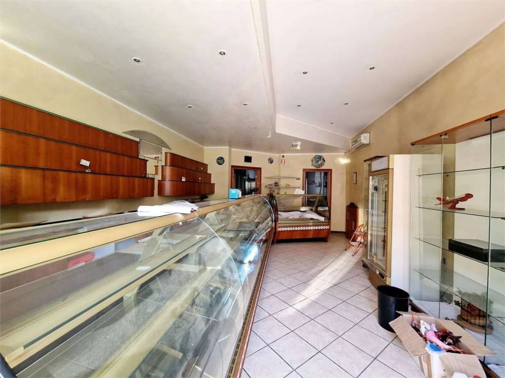 locale commerciale in vendita a Monsummano Terme