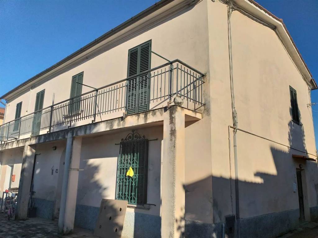 casa indipendente in vendita a Montale in zona Stazione