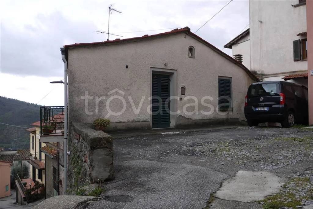 casa indipendente in vendita a Montale in zona Tobbiana